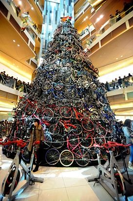 Cây thông 12m, làm từ 230 chiếc xe đạp tại một khu mua sắm ở Thẩm Dương (tỉnh Liêu Ninh, Trung Quốc) - Ảnh: Getty Images